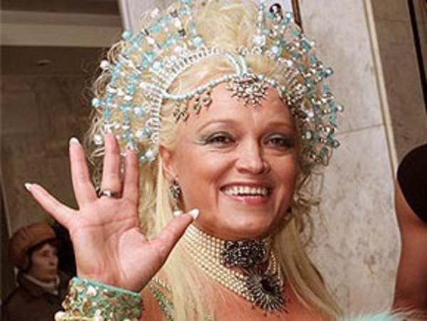 51-летняя Надежда Кадышева перешла на лосины и мини-юбки