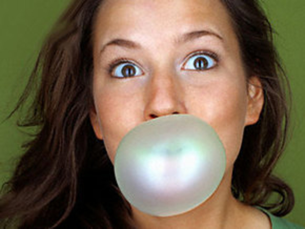 Внимание! От жевательной резинки появляются морщины