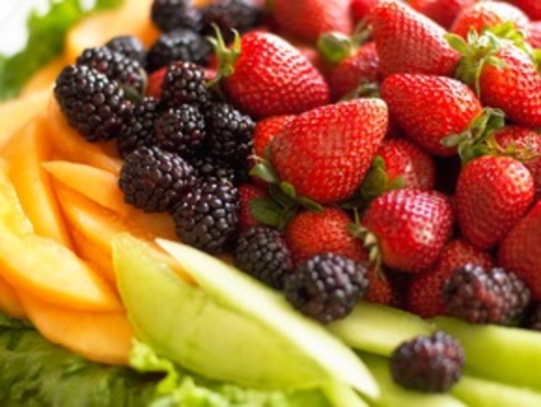 Моем фрукты