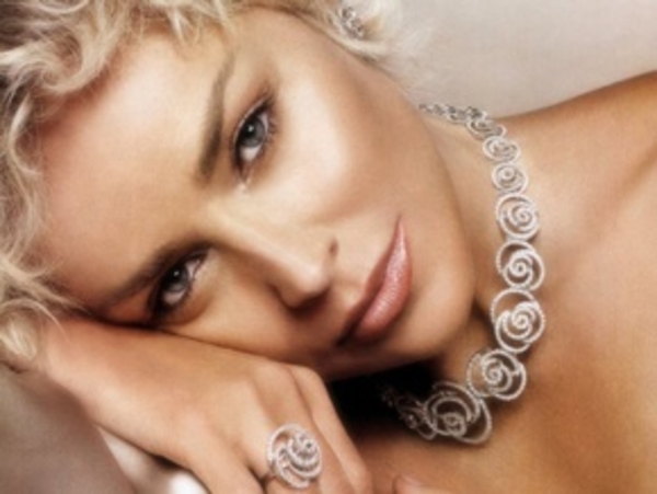 Красавице Шэрон Стоун пластический хирург халтурно увеличил губы