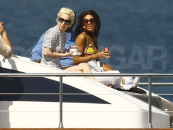 Леди Гагу увидели в "человеческом" облике: без макияжа и в тельняшке (ФОТО)