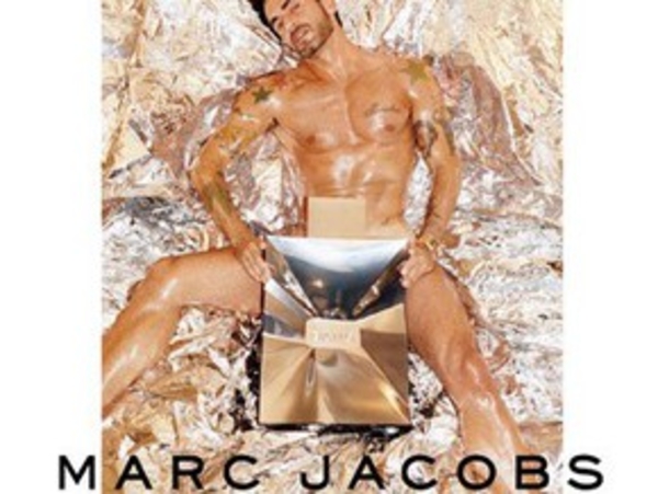 Марк Джейкобс рекламирует свой парфюм обнаженным