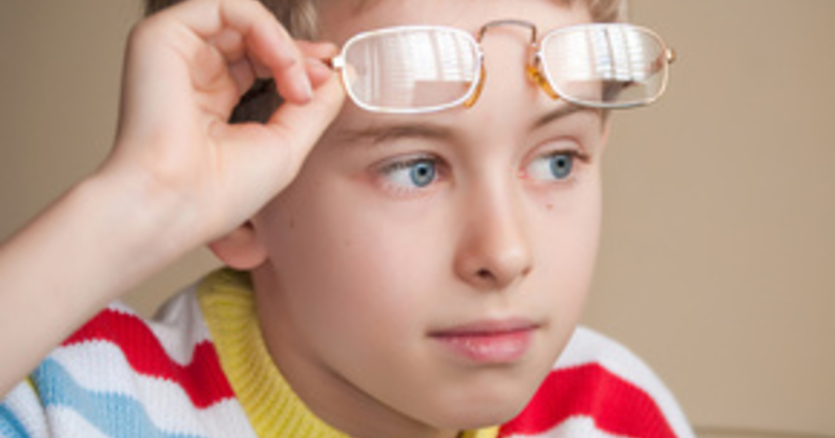 10 лет зрение 2. Дети с нарушением зрения. Зрение у детей. Миопия у детей. Очки для близорукости.