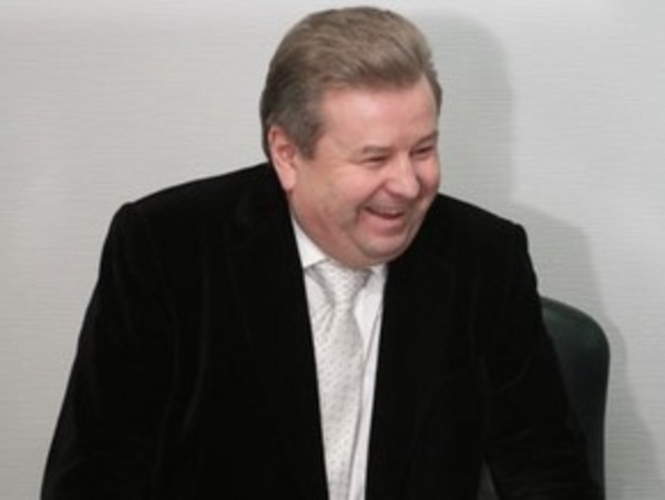 Ректор Поплавский прилюдно целуется со студентками