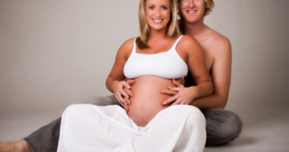 Изменяла мужу и забеременела. Женщина беременна от молодого парня. Фотосессия беременности с мужем и сыном. Фот женатой пары беременность.