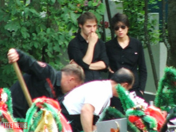 После похорон брата Земфира заберет маму в Москву