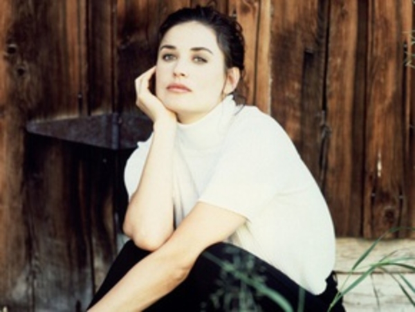 Деми Мур написала книгу мемуаров