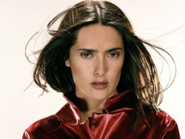 Сальма Хайек поедает насекомых