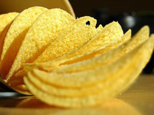 Большие пакеты с чипсами способствуют детскому ожирению