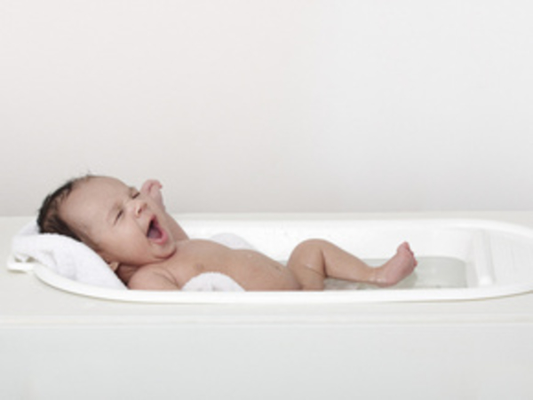 Как правильно купать малыша в ванной