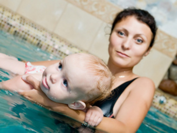 Осваиваем с малышом бассейн