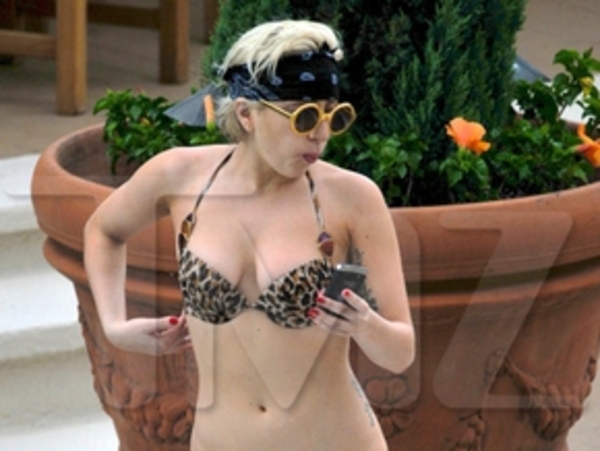 Леди Гага устроила драку в бассейне ( ФОТО )