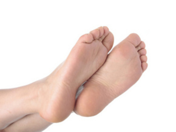 Как быстро избавиться от трещин на пятках?