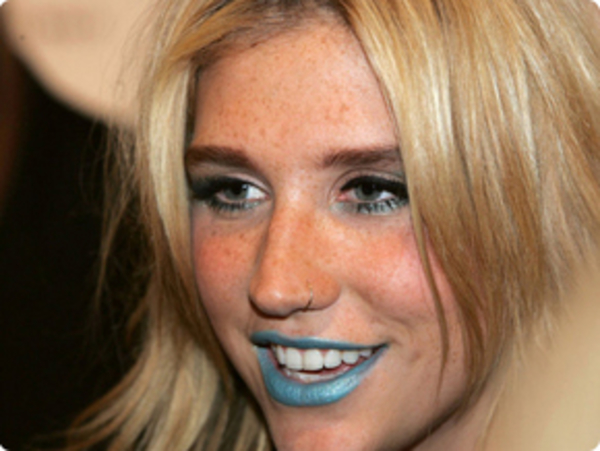 Ke$ha выбирает помаду под часы