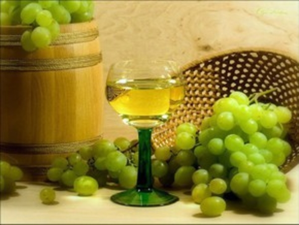 Белое вино наносит вред зубам