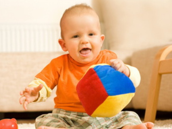 В какие игры поиграть с двухмесячным малышом