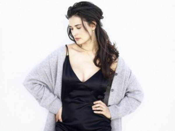 Пьяная Деми Мур устроила стриприз на улице