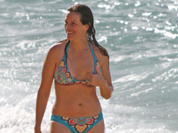 Джулия Роберт показала на пляже свою «настоящую» фигуру – без одежды и фотошопа (ФОТО)