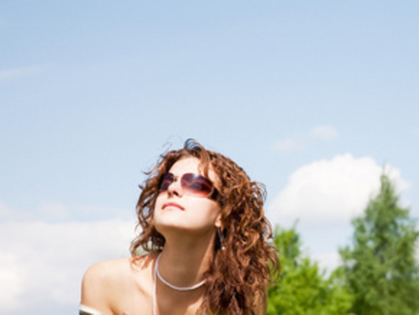 Солнечные лучи старят кожу даже через стекло