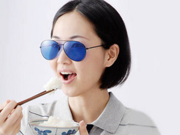 Очки с синими стеклами способствуют похудению