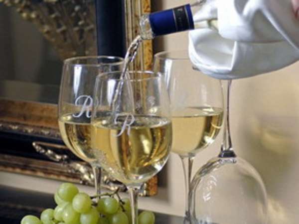 Белое вино окрашивает зубы