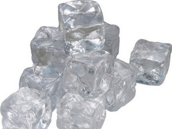 Чем умываться – льдом или водой?