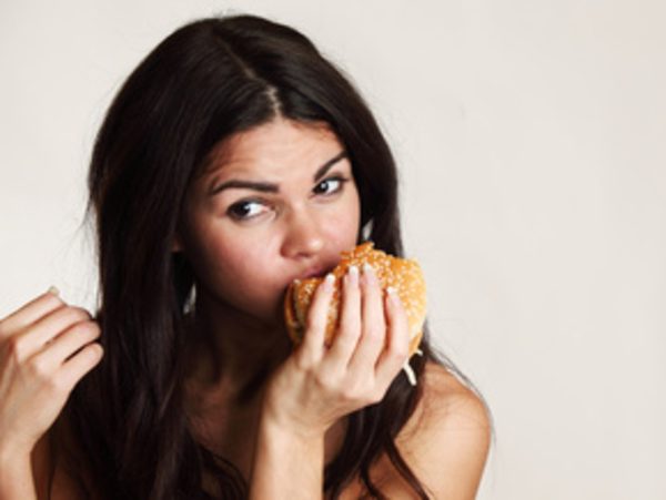 Эмоциональные люди выбирают вредную еду