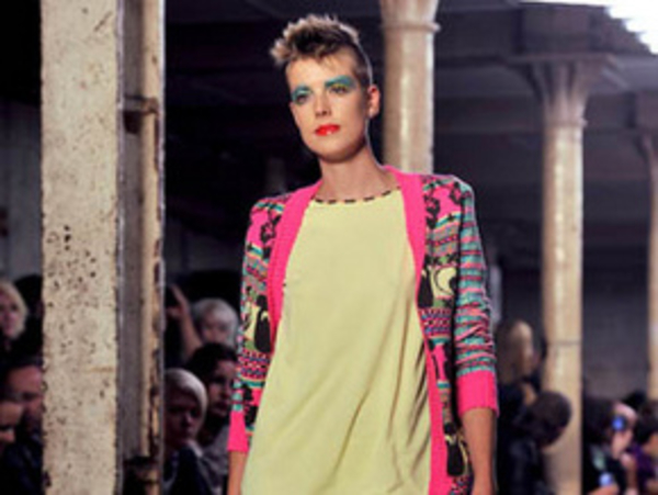 Новая прическа модели Агнес Дин - ирокез (ФОТО)