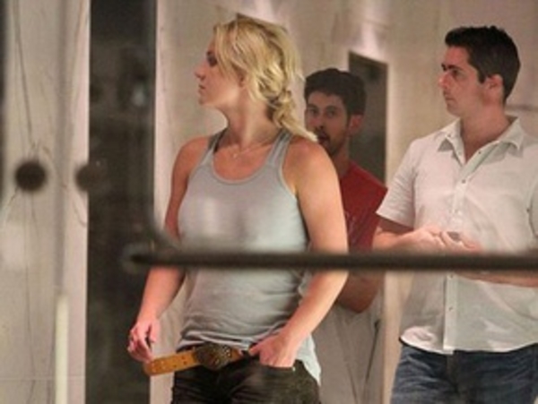 Бритни Спирс снова нарушила правило "обязательного бюстгалтера" (фото)