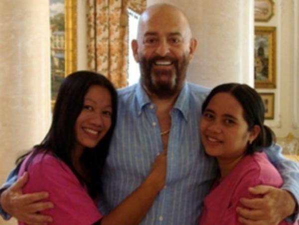 Шуфутинский привез из индонезии служанок