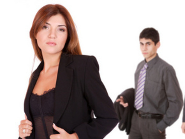 Представительницам правительства запретили носить короткие юбки