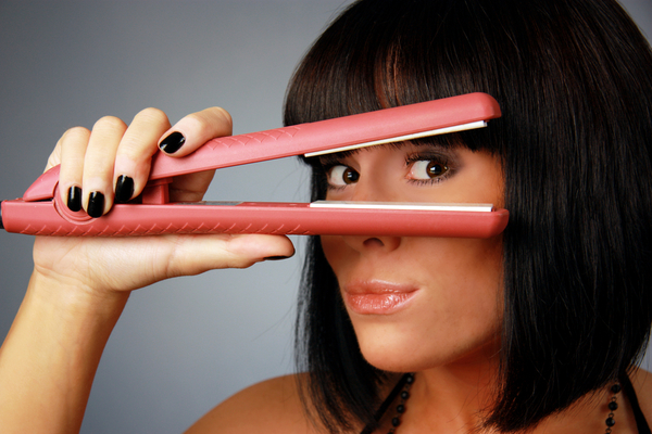 Как правильно выпрямить волосы с помощью утюжка