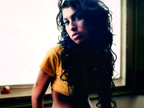 Эми Уайнхаус сломала руку