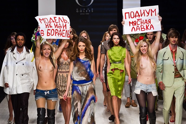 FEMEN: "Модель, не иди в бордель"