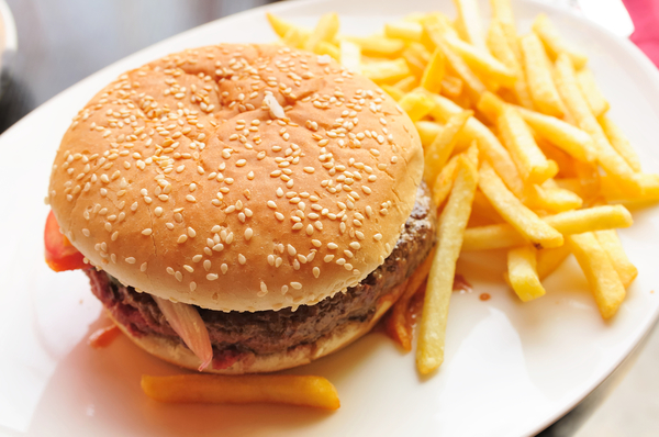 В Британии запретят торговать фастфудом возле школ