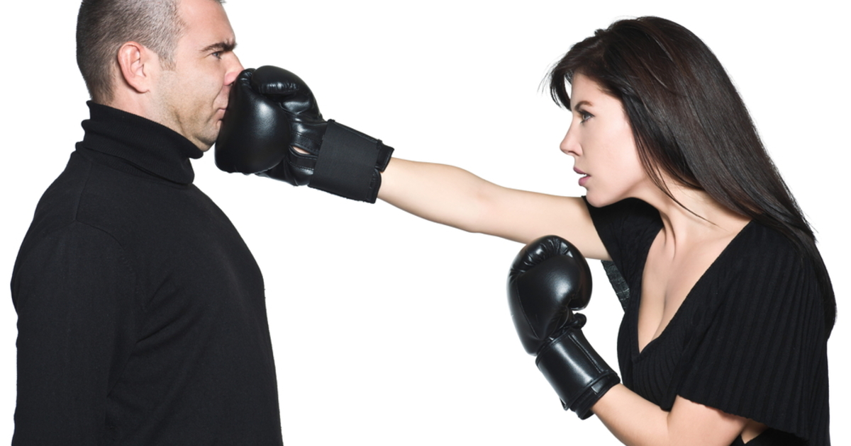 Парень против подруг. Конфликт в паре. Мужчина и женщина сражаются. Фото ссоры мужчины и женщины. Мужчины не сражайтесь с женщинами.