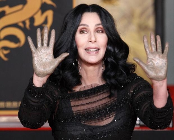 Шер упала в цемент, и засветила трусики