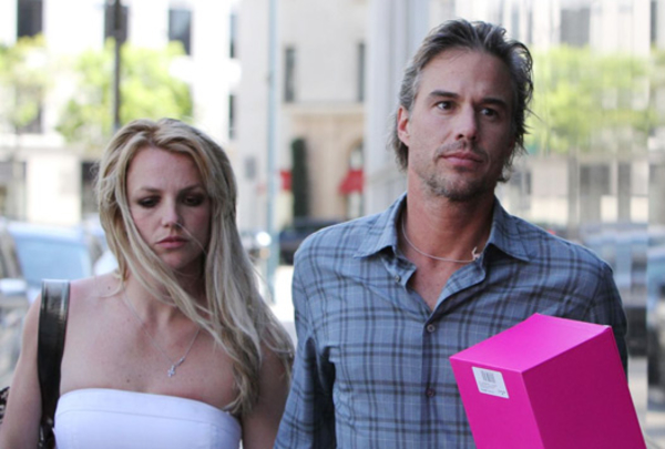 Бритни Спирс жестоко избил ДжейсонТравик