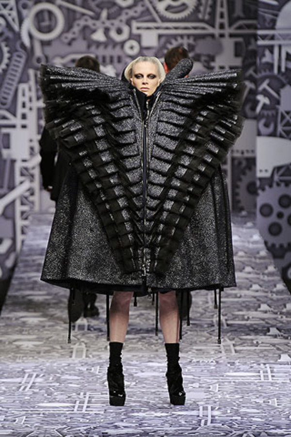 Мрачность от Viktor & Rolf: осень-зима 2010/2011