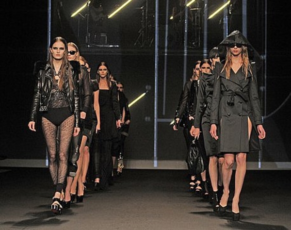 Смех  и веселье от Frankie Morello: осень зима 2010/2011