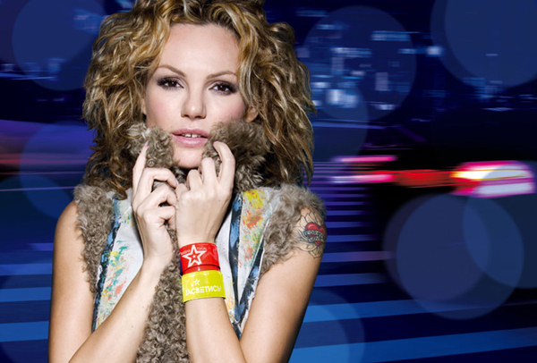 Маша Цигаль представила браслеты для сотрудников ГАИ