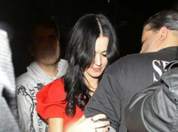 Кети Перри увлеклась стриптизом и алкоголем