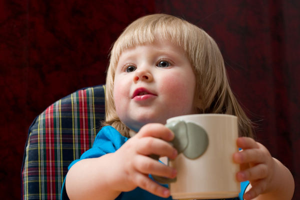Как научить ребенка пить из чашки