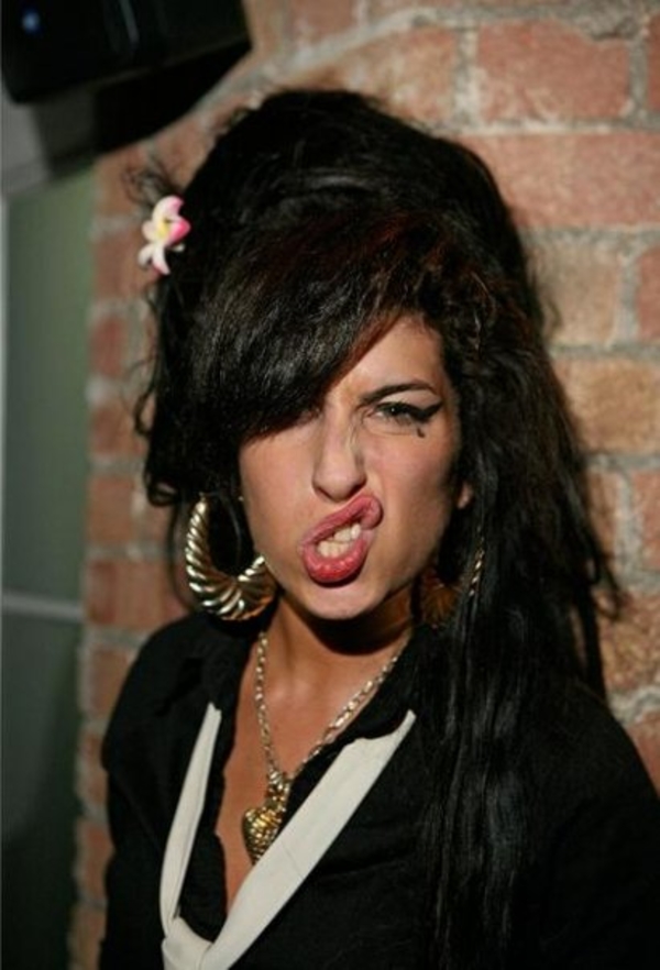 Эми Уайнхаус снова напилась и засветила прелести