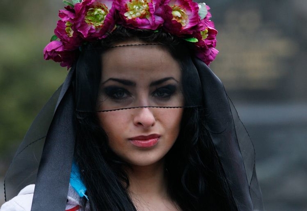 FEMEN митинговали на кладбище