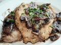 Куриные эскалопы с грибами и вином