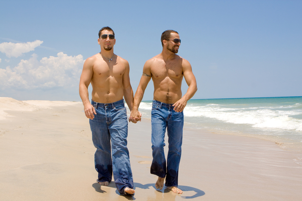 Геи выступают в свою защиту