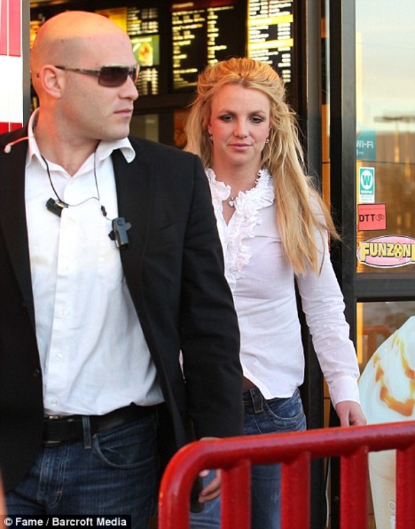 Бритни Спирс пользуется бесплатными туалетами в McDonalds