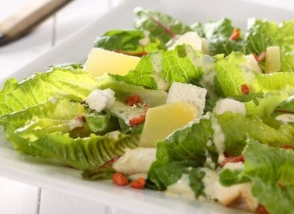 Какие салаты можно приготовить из курицы?