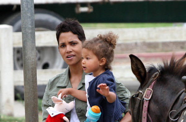 У Холли Берри хотят отобрать дочь